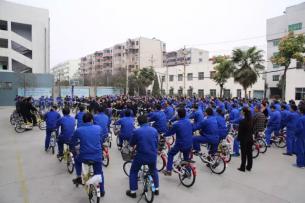 公司创建纪念日为每位员工发放纪念品